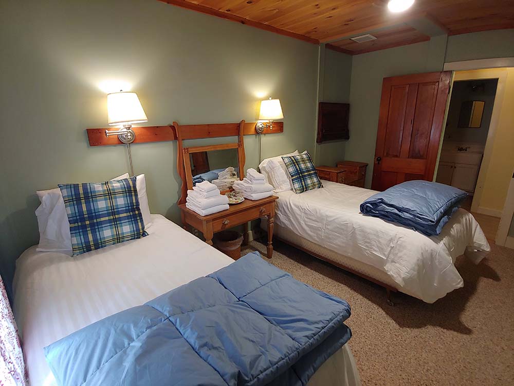 bedroom with 2 twin beds